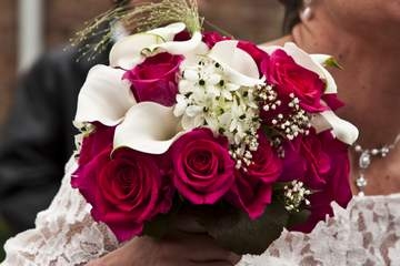 bouquet mariage rose rouge et calla